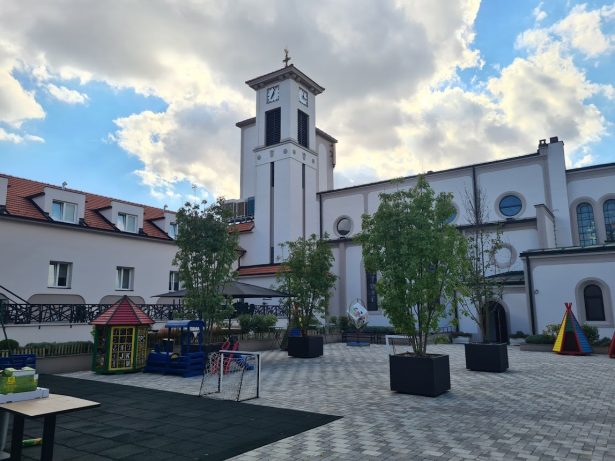 Dvorište katedrale na Vračaru, 2020.